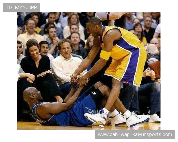 左摆拳命中下巴瞬间倒地